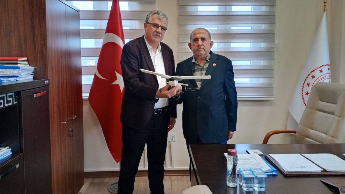 ÇİNE EĞİTİM CAMİASINA MODEL UÇAKLI TEŞEKKÜR